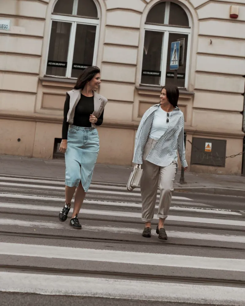 Zdjęcie Jak wiązać koszule oversize, aby wyglądać stylowo i modnie