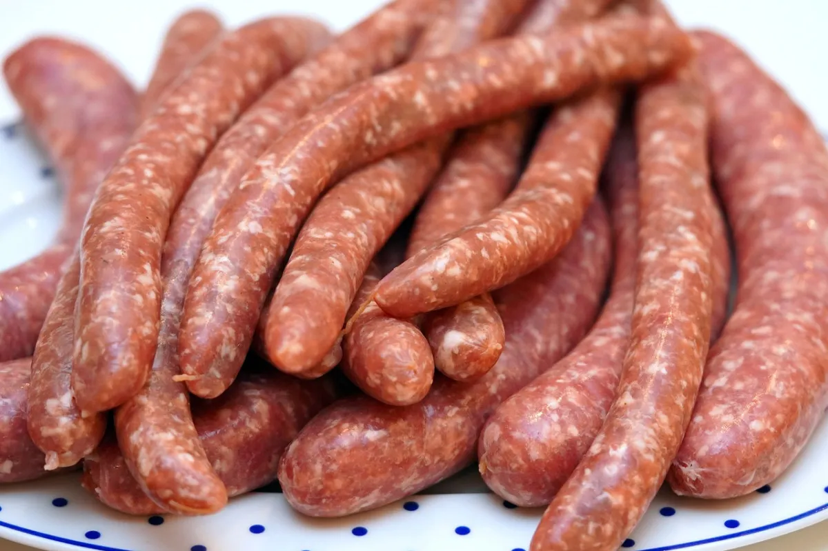 Zdjęcie Cienkie kiełbaski na grilla – smak, który zachwyci każdego miłośnika grilla