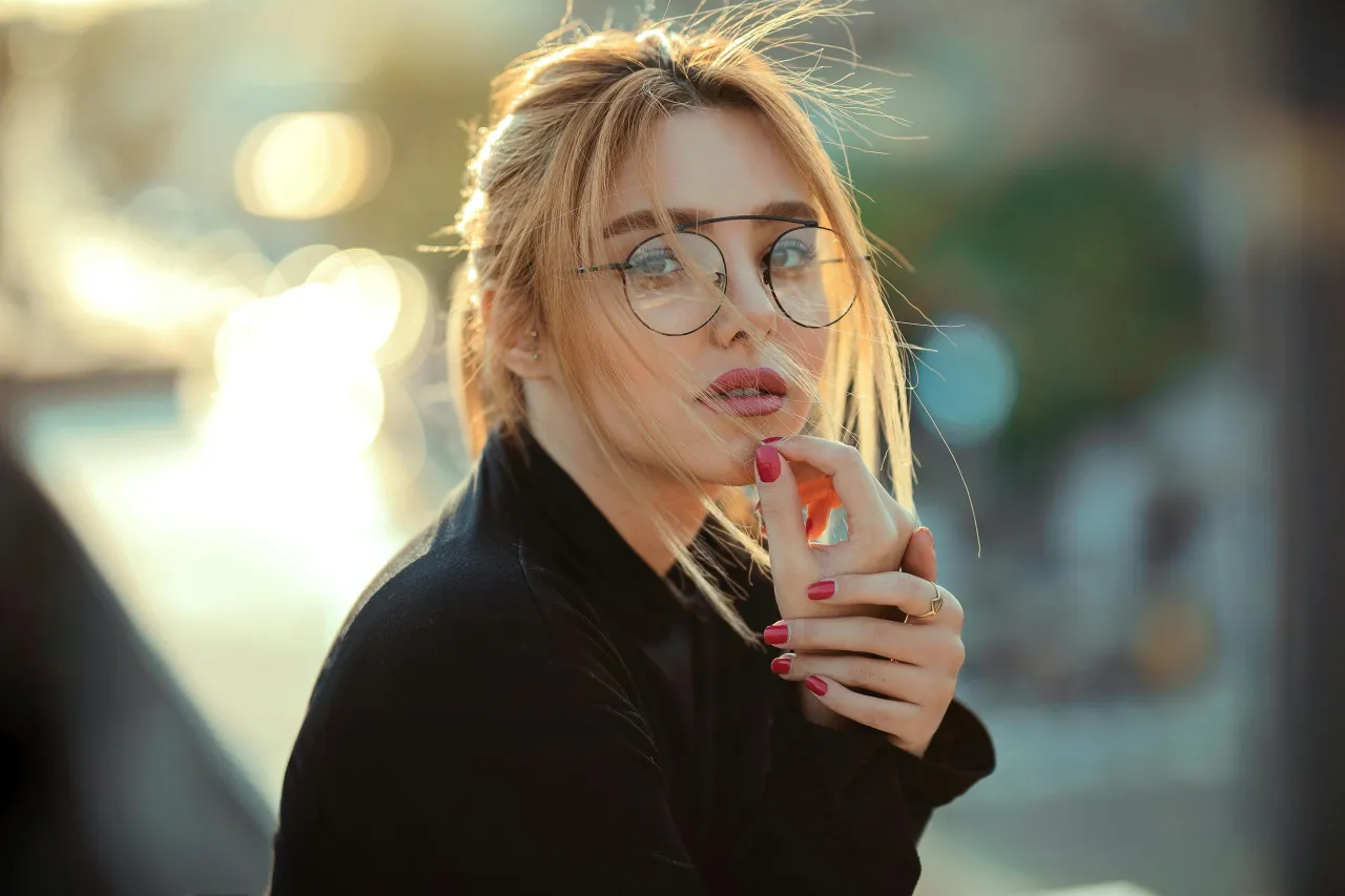 Zdjęcie Przezroczyste oprawki – dla kogo są idealnym wyborem w modzie?