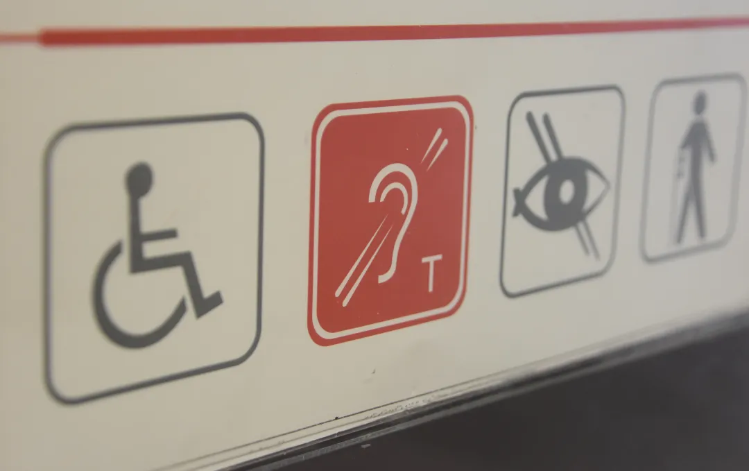 Zdjęcie Symbole na legitymacji osoby niepełnosprawnej - poznaj ich znaczenie w 2 minuty
