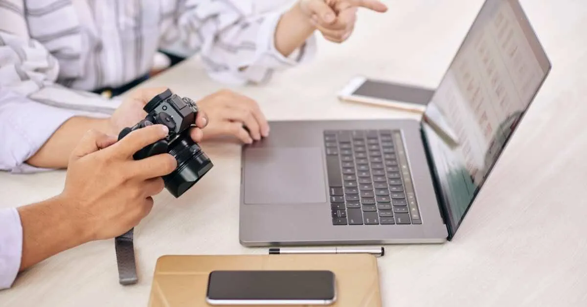 Zdjęcie Jak szybko i bez problemów zgrać zdjęcia z aparatu na laptopa – krok po kroku