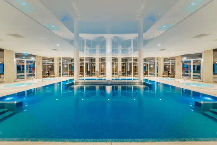 Zdjęcie Co zabrać do hotelu z basenem, aby uniknąć nieprzyjemności i cieszyć się wypoczynkiem