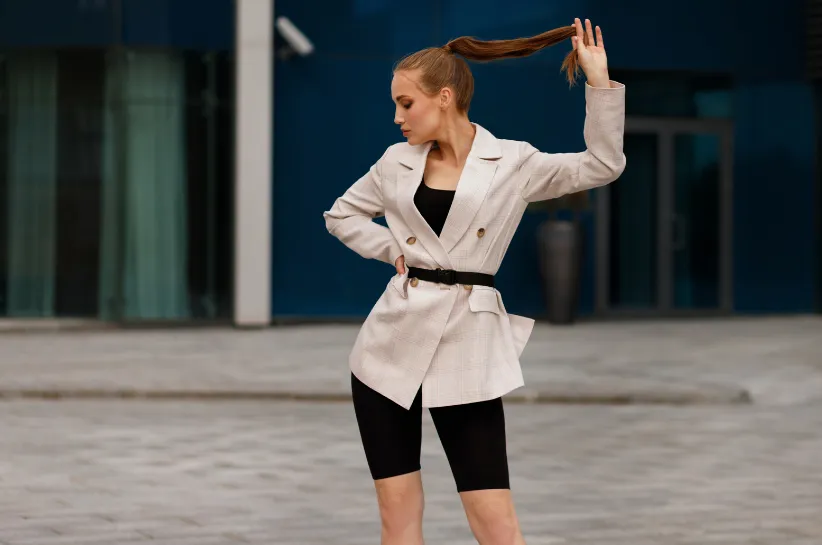 Zdjęcie Marynarka z szortami: stylowy trend na lato - jak nosić?
