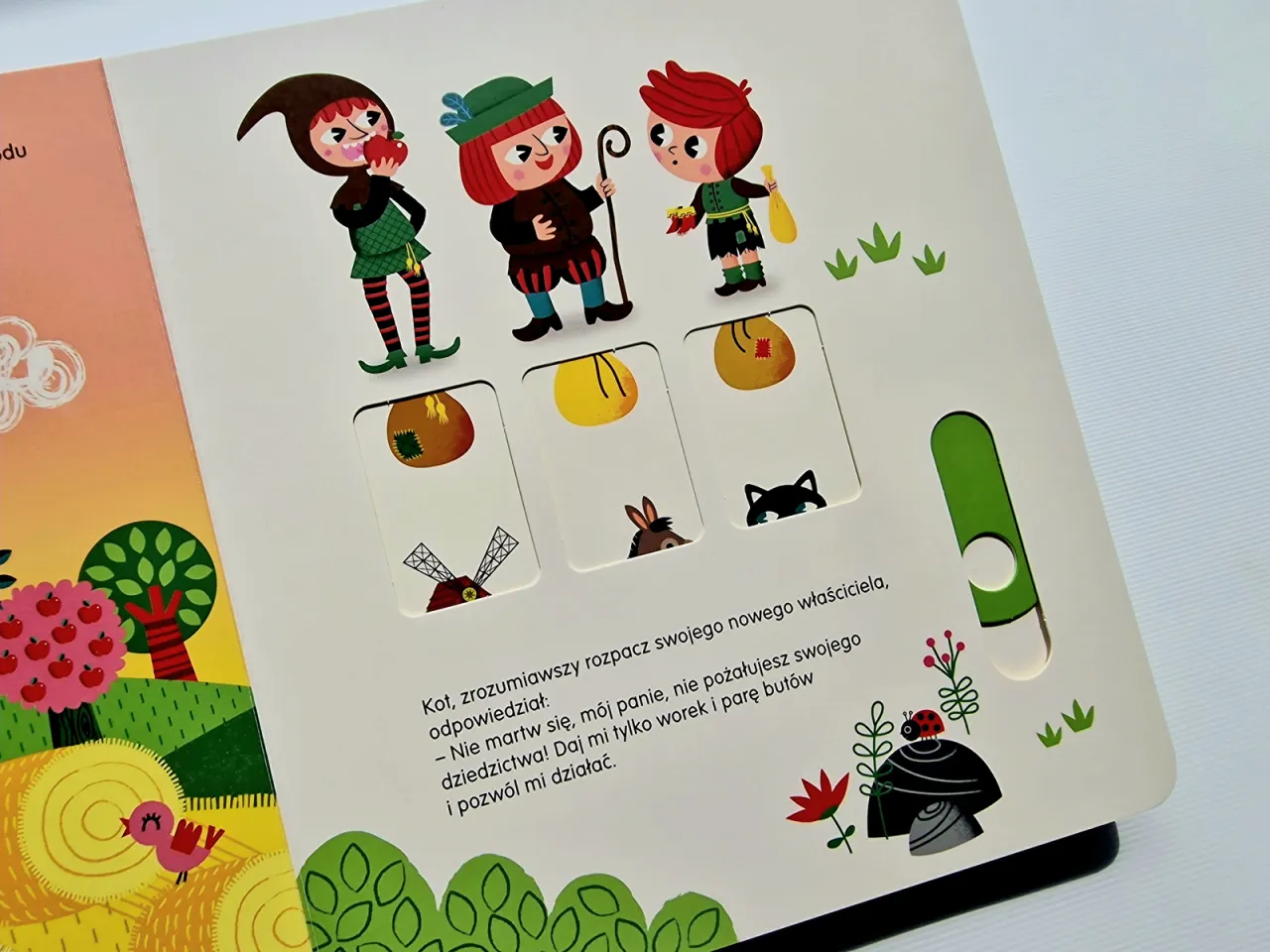 Ilustracja z baśni o kocie w butach Ewy Szelburg-Zarembiny. Trzy postacie, pod nimi okienka z workiem, koniem i kotem.