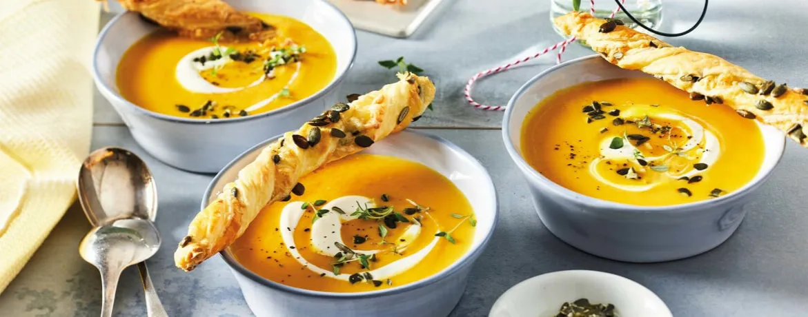 Cremige vegetarische Kürbissuppe mit Kürbiskernen