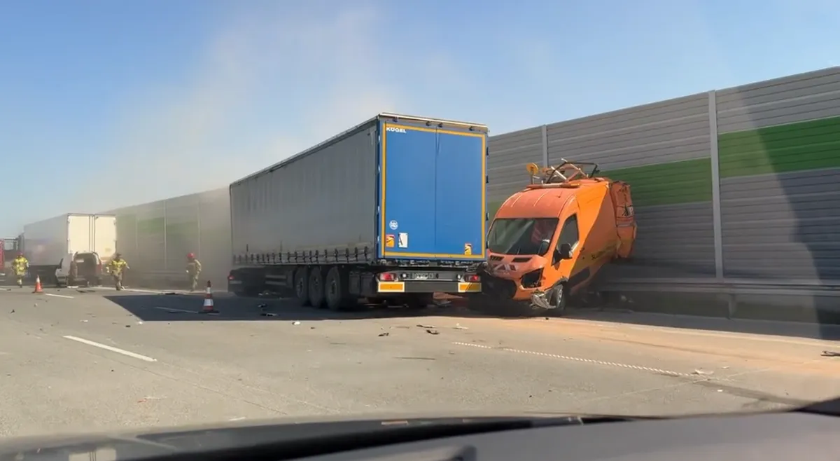 pojazd służb drogowych na autostradzie