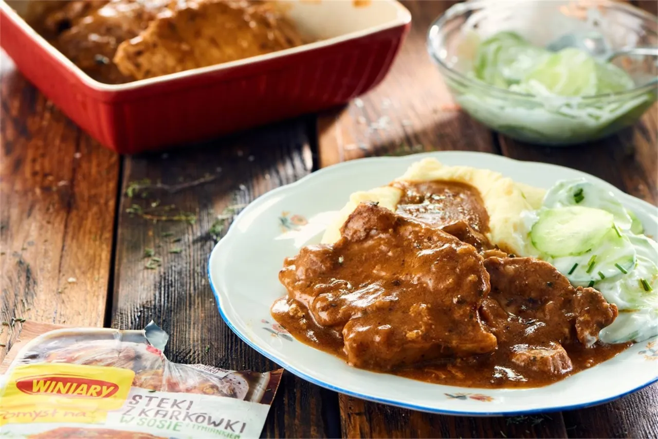 Steki w sosie własnym, podane z puree ziemniaczanym i mizerią. Idealny przykład, jak zrobić dobry sos do mięsa duszonego.