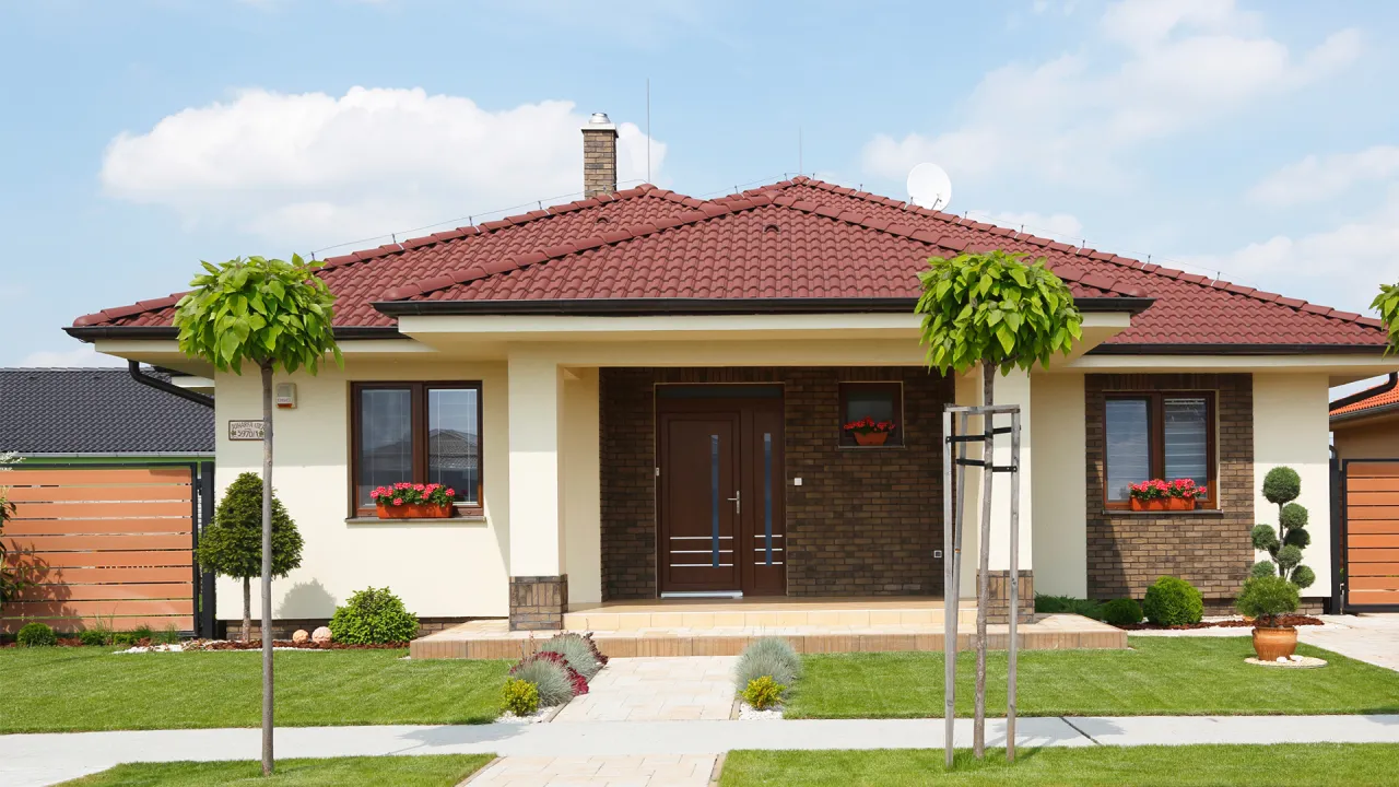 Nowoczesne elewacje z czerwonym dachem