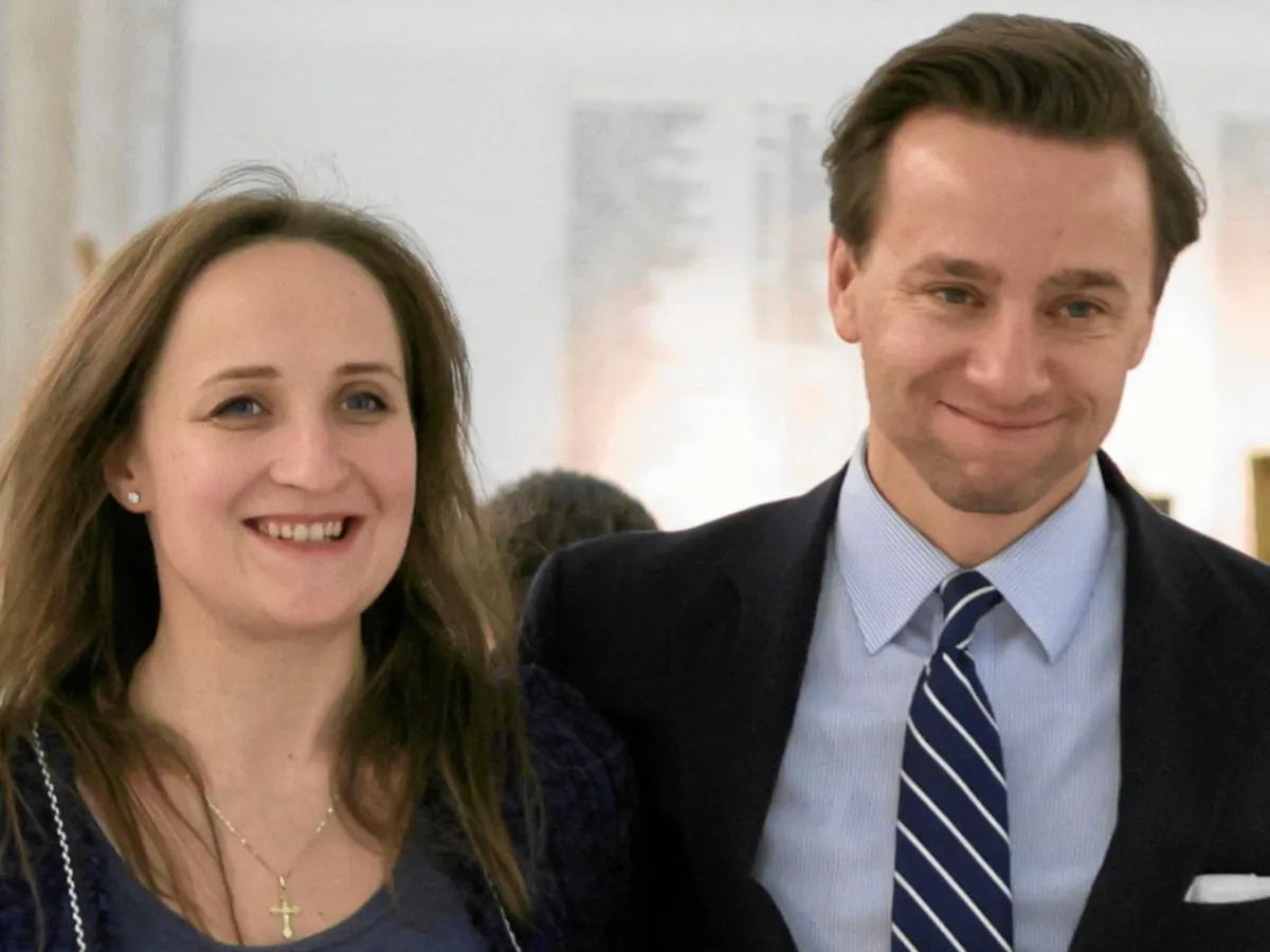 Uśmiechnięta para, kobieta z wisiorkiem w kształcie krzyża i mężczyzna w krawacie. Ciekawe, ile lat ma Bosak?