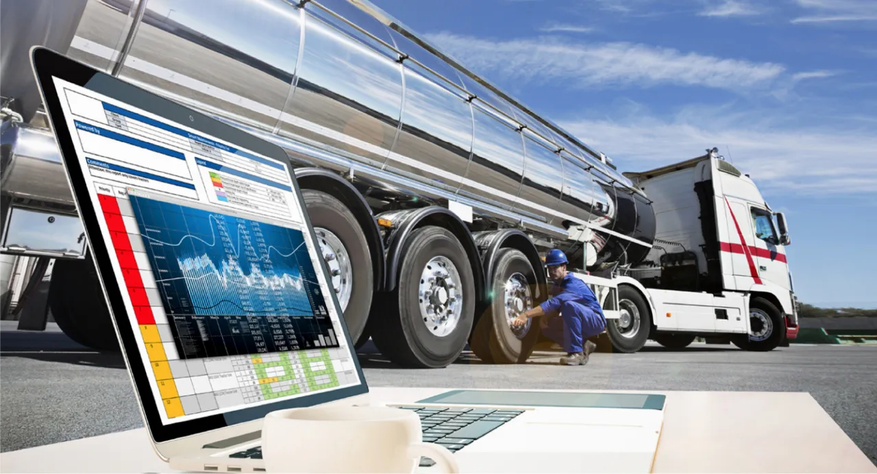 spedytor przy komputerze monitoruje transport