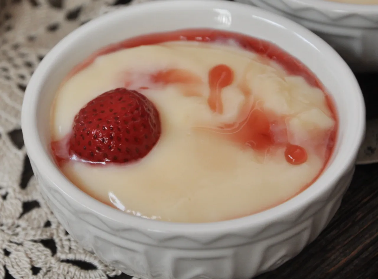Pyszny budyń bezglutenowy z truskawką i sosem. Idealny przepis na deser.