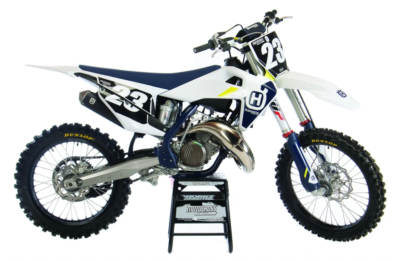 Husqvarna TC 125, motocykl crossowy z numerem 23, gotowy do akcji. Ile koni ma ten potw&oacute;r?