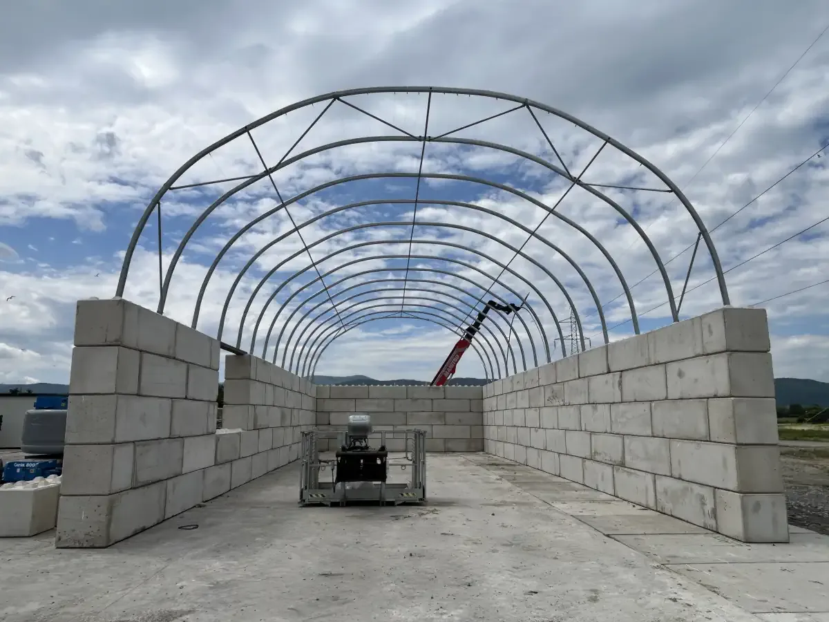 budowa hali namiotowej fundamenty kotwienie