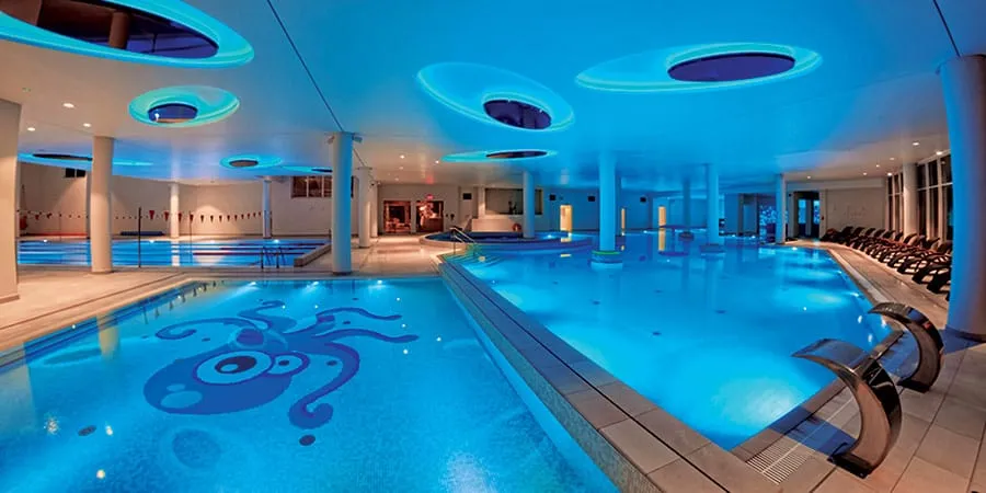 rodzina basen hotelowy dzieci