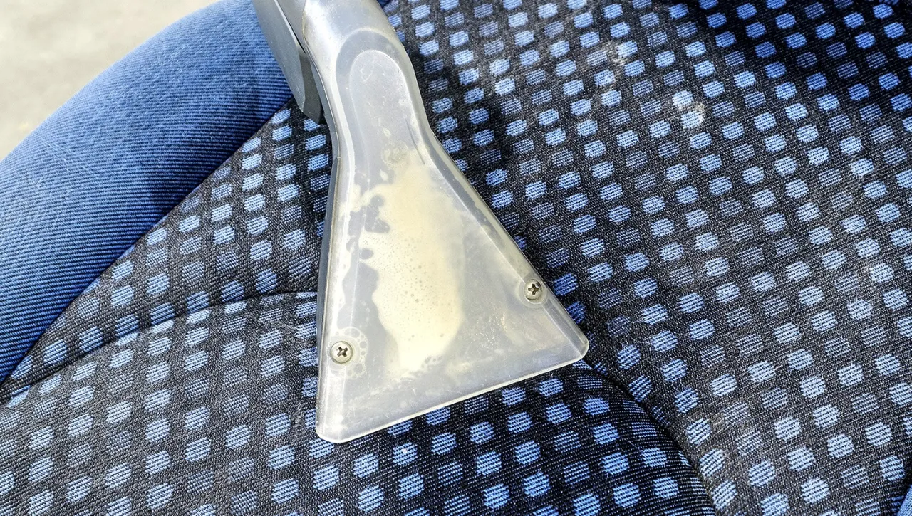 Usuwanie gumy z delikatnej tapicerki i skóry