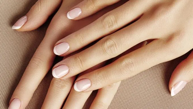 Zdjęcie Jak się robi francuski manicure – proste kroki dla perfekcyjnego efektu