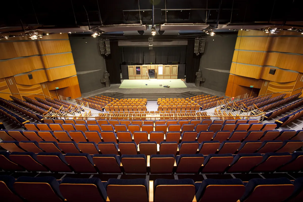 Pusta sala Teatru Muzycznego w Gdyni, gotowa na kolejne spektakle z bogatego repertuaru.