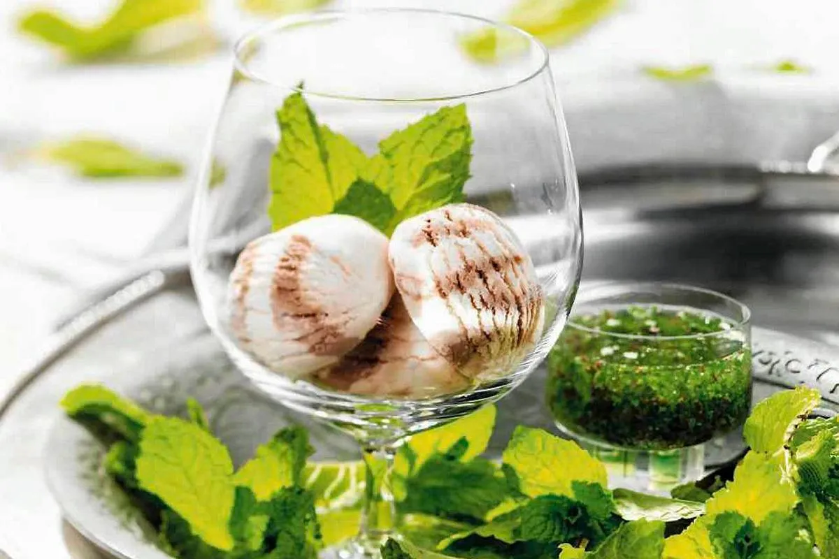 Dekoracja deserów owocami i miętą