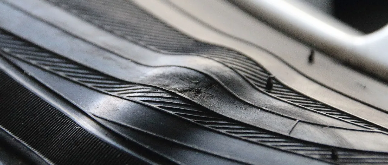 uszkodzenia opon samochodowych pęknięcia wybrzuszenia