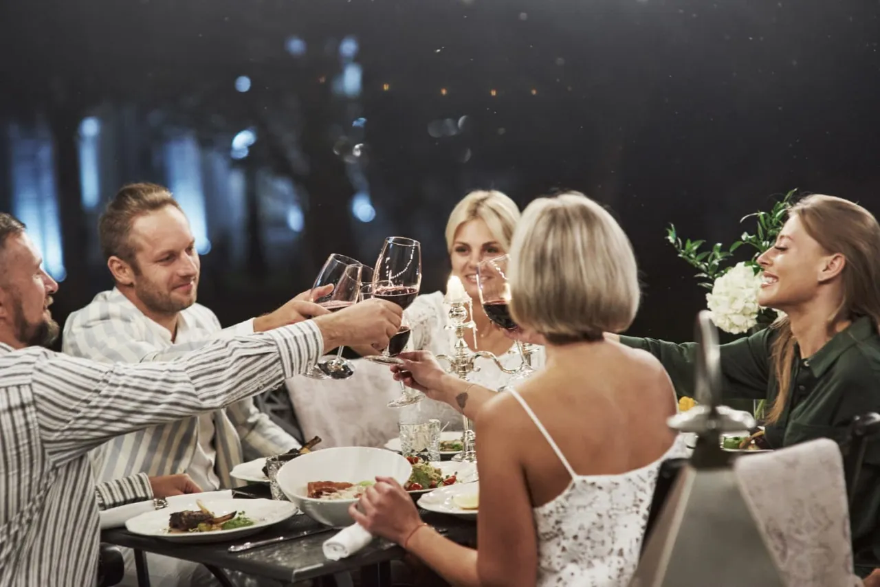 Tabela porównawcza kosztów cateringu na 50 osób w zależności od typu imprezy