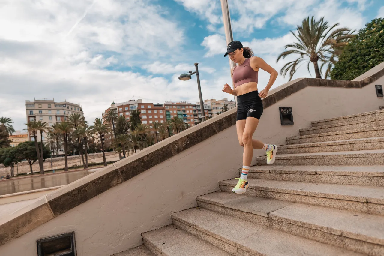 osoba biegnąca po schodach z energią