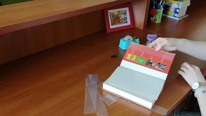 jak wykończyć narożniki książki folią