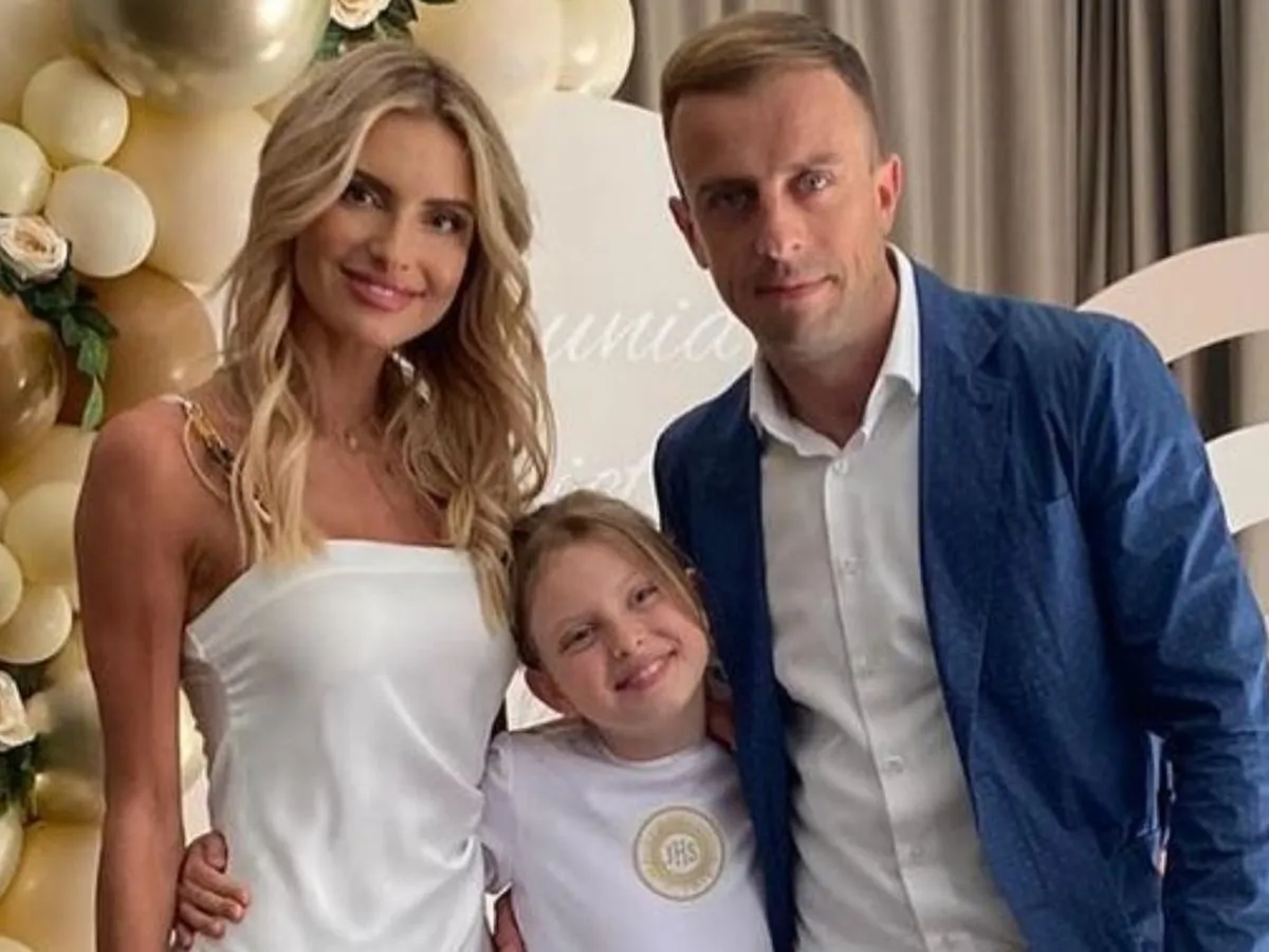 Uśmiechnięta rodzina: Kamil Grosicki z żoną i c&oacute;rką podczas uroczystości.