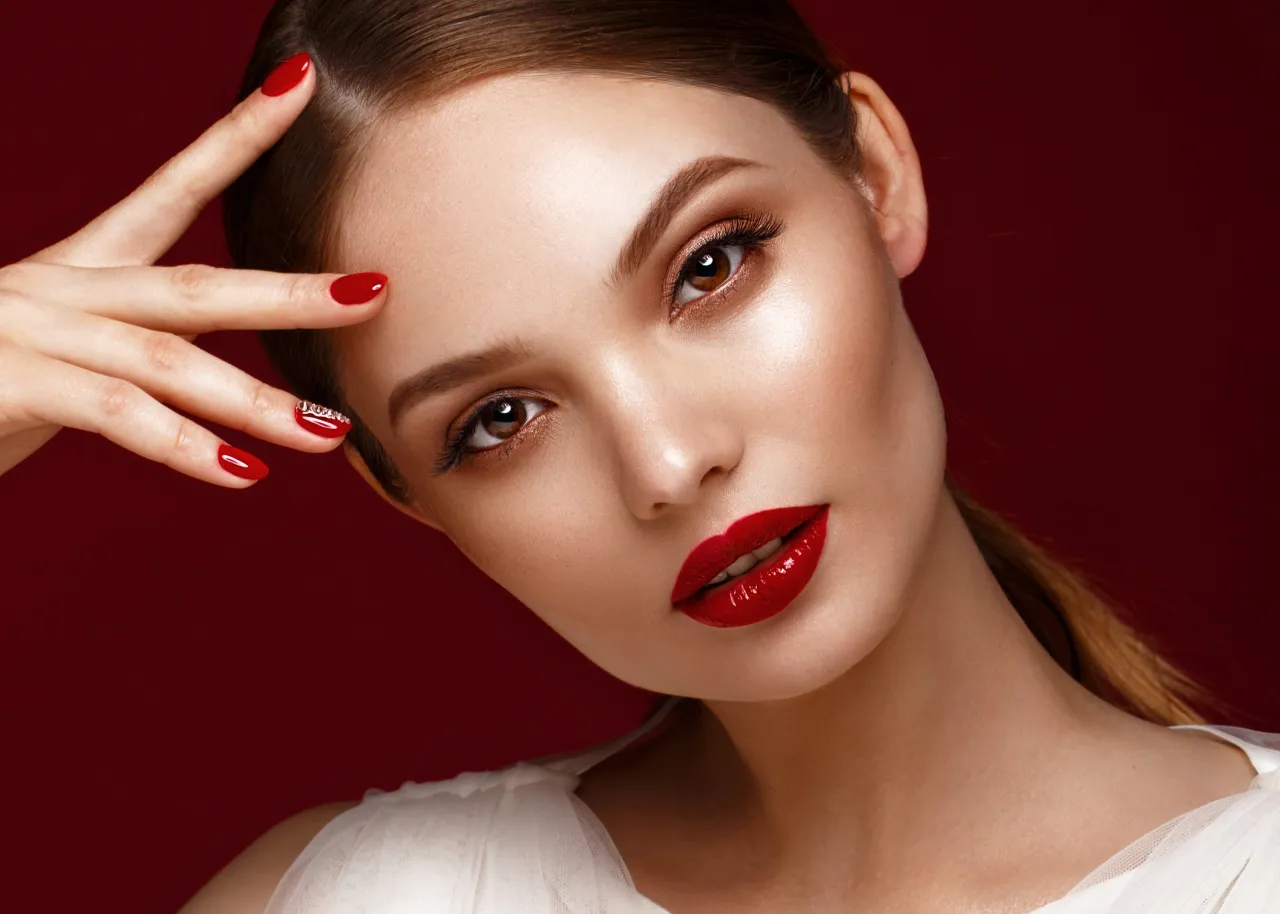 makijaż klasyczny czerwone usta smokey eye