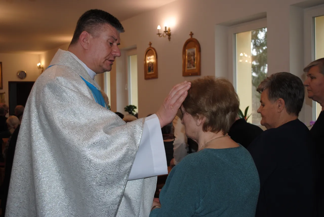 Sakrament namaszczenia chorych kapłan udzielający