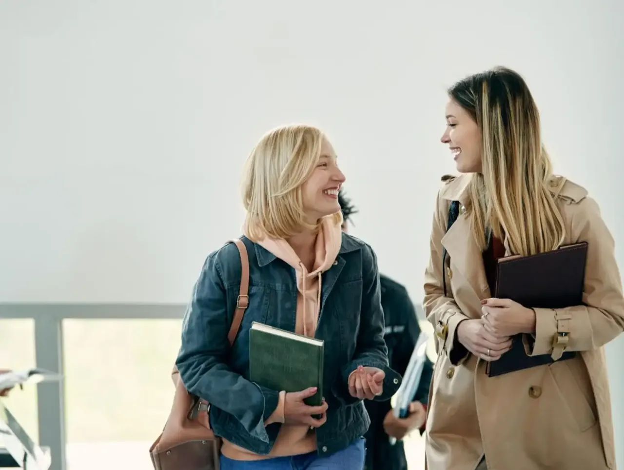 Młody człowiek z książkami, prawnik, przyszłość