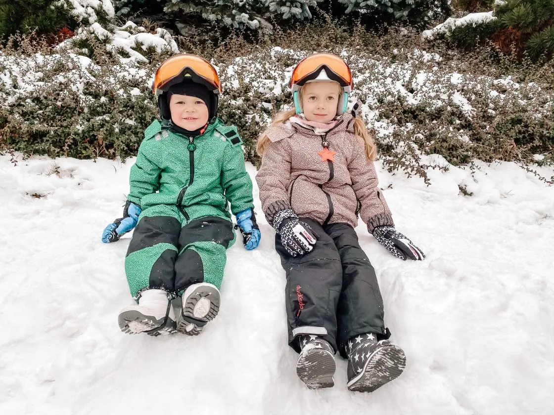 Ubranie narciarskie dla dziecka i sprzęt