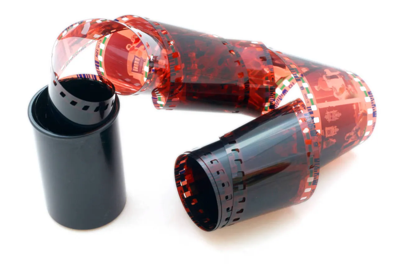 Por&oacute;wnanie usług wywoływania zdjęć z kliszy online i stacjonarnie