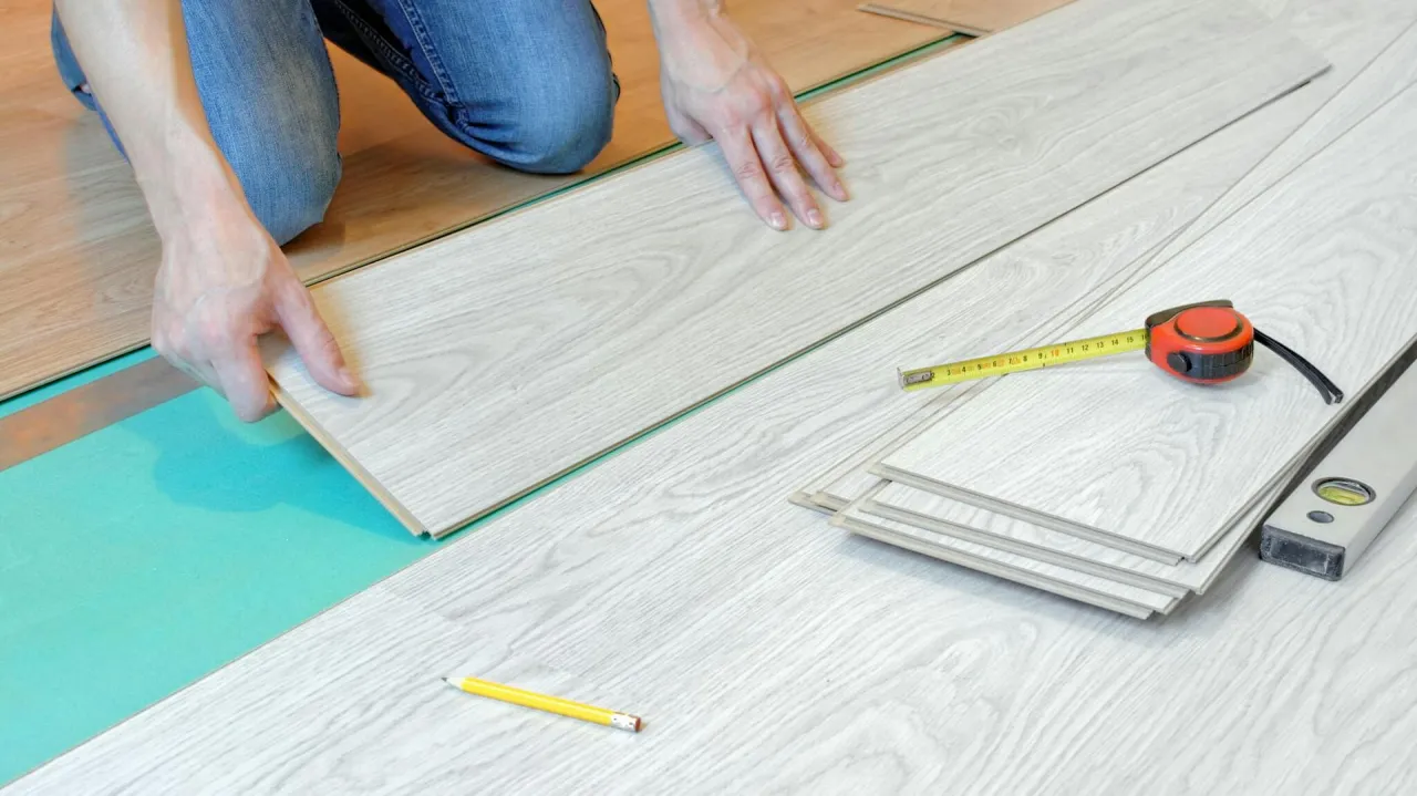 rodzaje paneli podłogowych laminowane winylowe drewniane