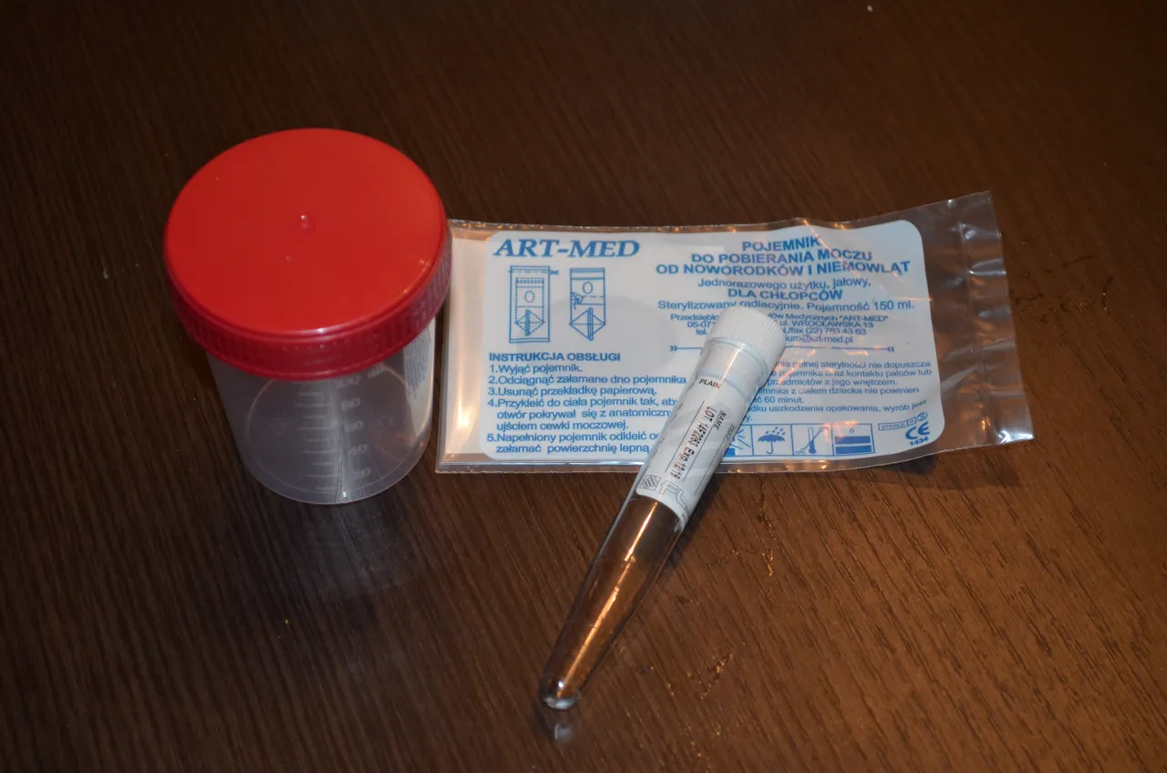 Jak założyć woreczek na mocz dziewczynce instrukcja