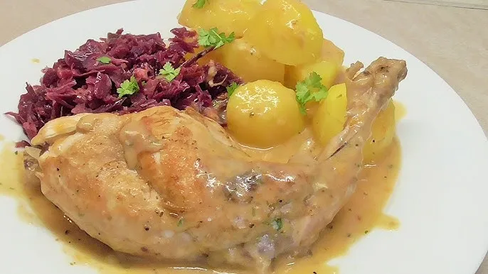 gotowy sos z kr&oacute;lika w śmietanie podany na talerzu