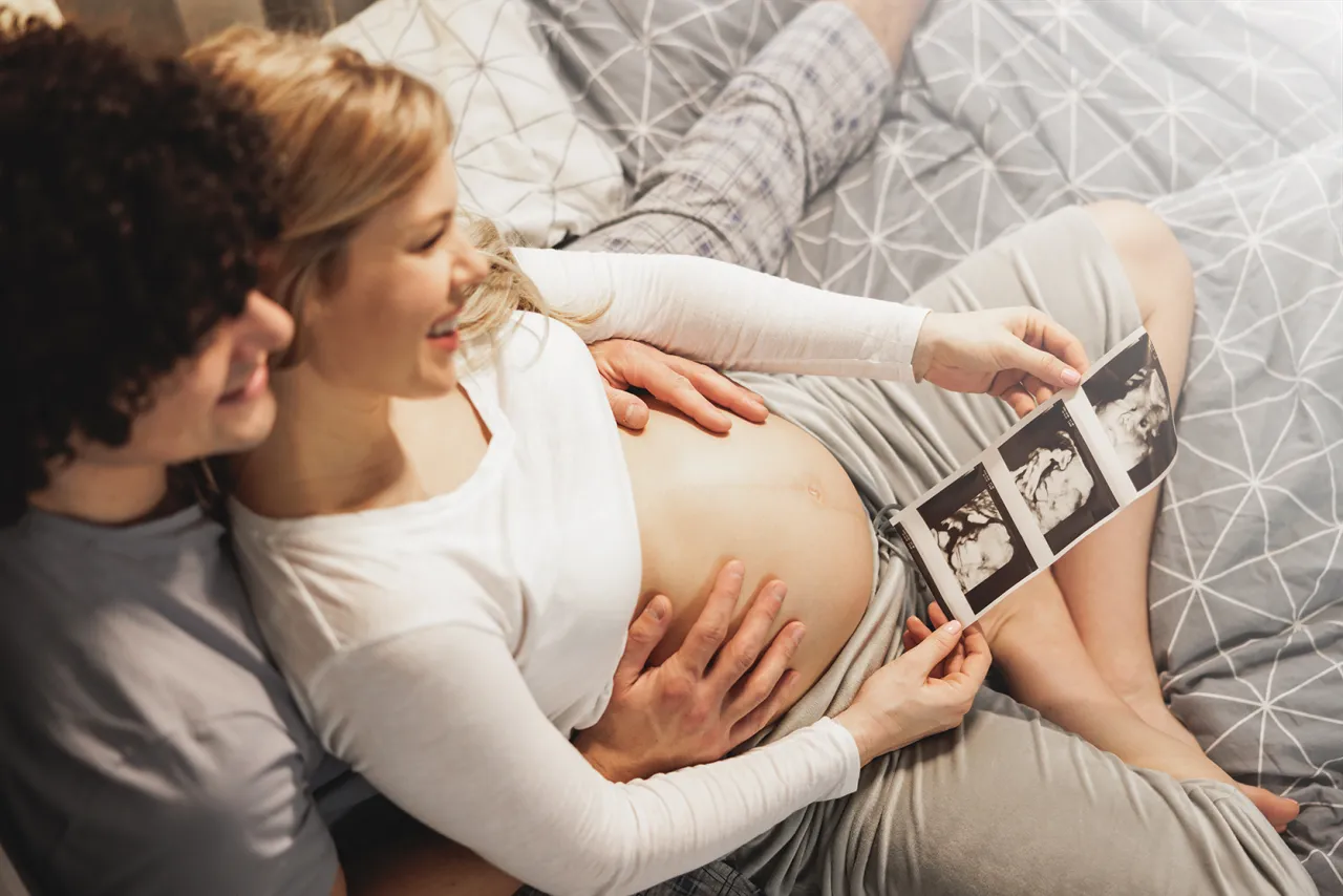 szczęśliwi rodzice w ciąży, para, brzuch, oczekiwanie na dziecko