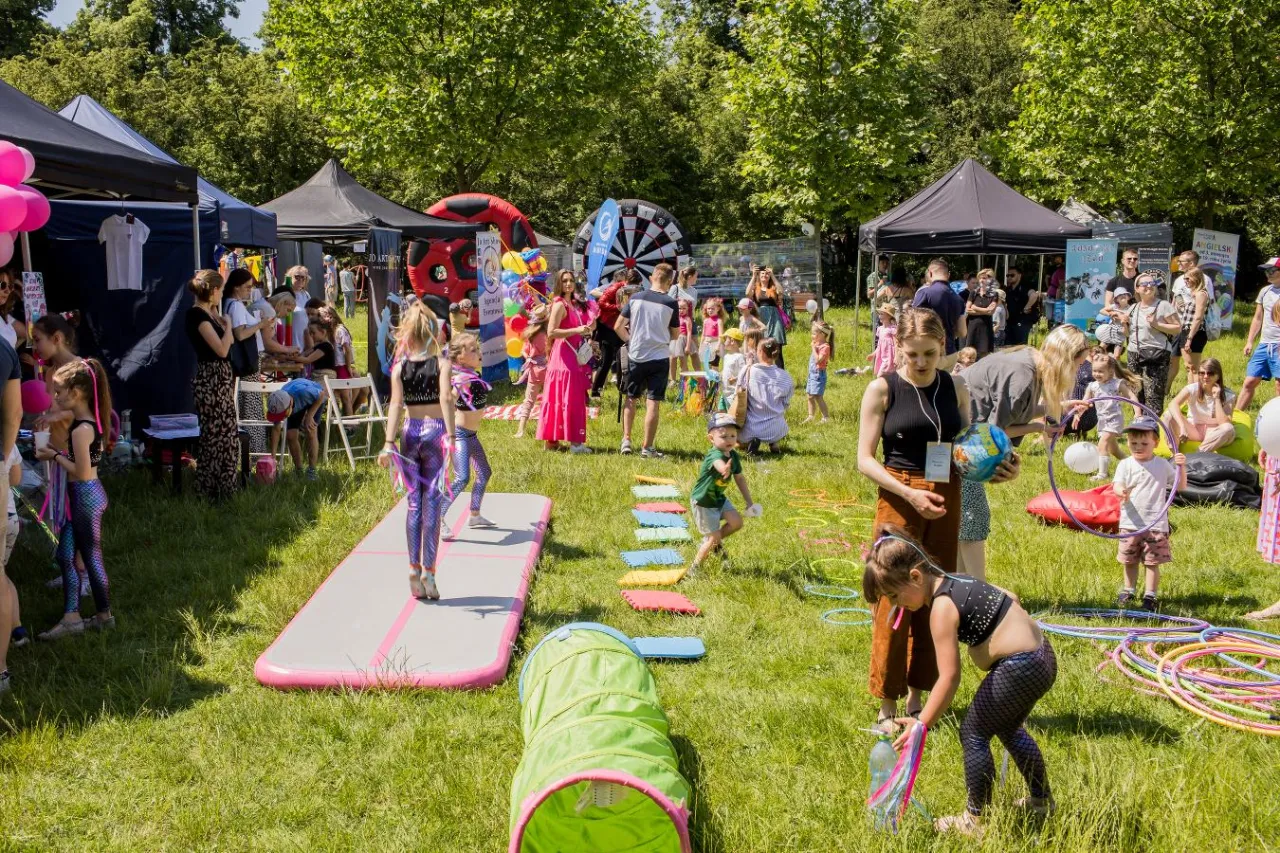 Rodzina bawiąca się w parku rozrywki lub na pikniku