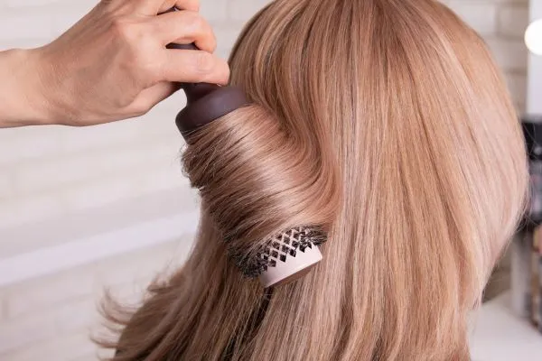 suszenie włos&oacute;w na okrągłej szczotce