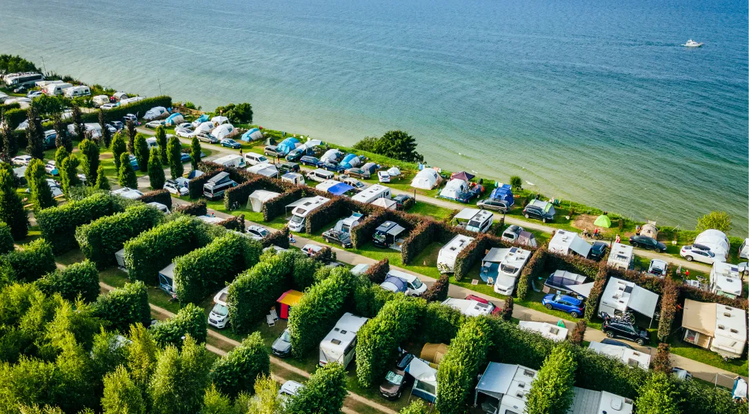 Zdjęcie Ile kosztuje postawienie przyczepy kempingowej nad morzem? Ceny w 2023