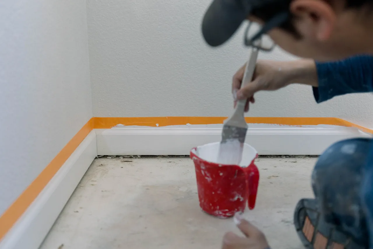 akryl do listew przypodłogowych malowanie