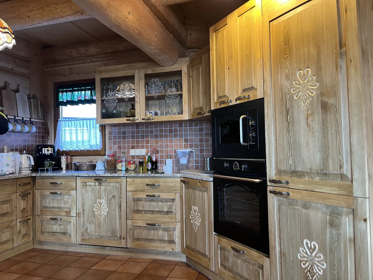 uszkodzone drewniane meble kuchenne