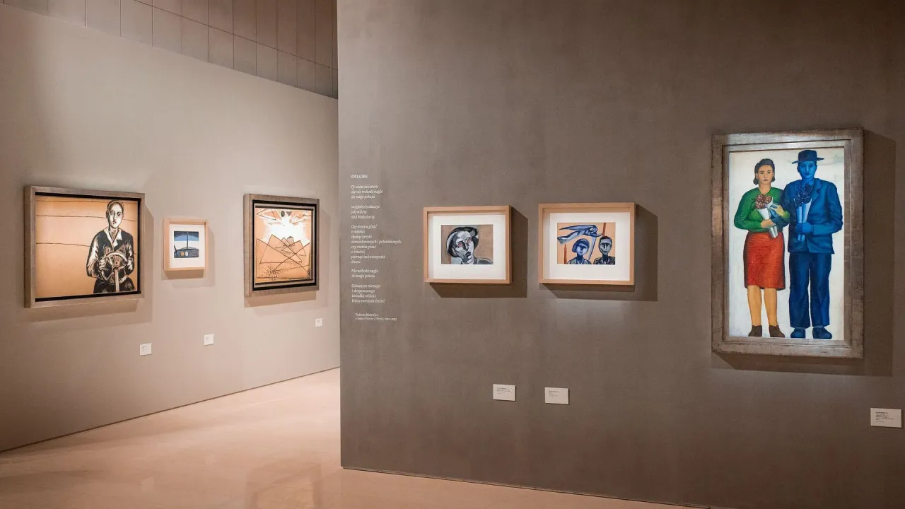 Wystawa w Muzeum Sztuki Wsp&oacute;łczesnej Warszawa: obrazy z portretami i pejzażami, w tym para z kwiatami.