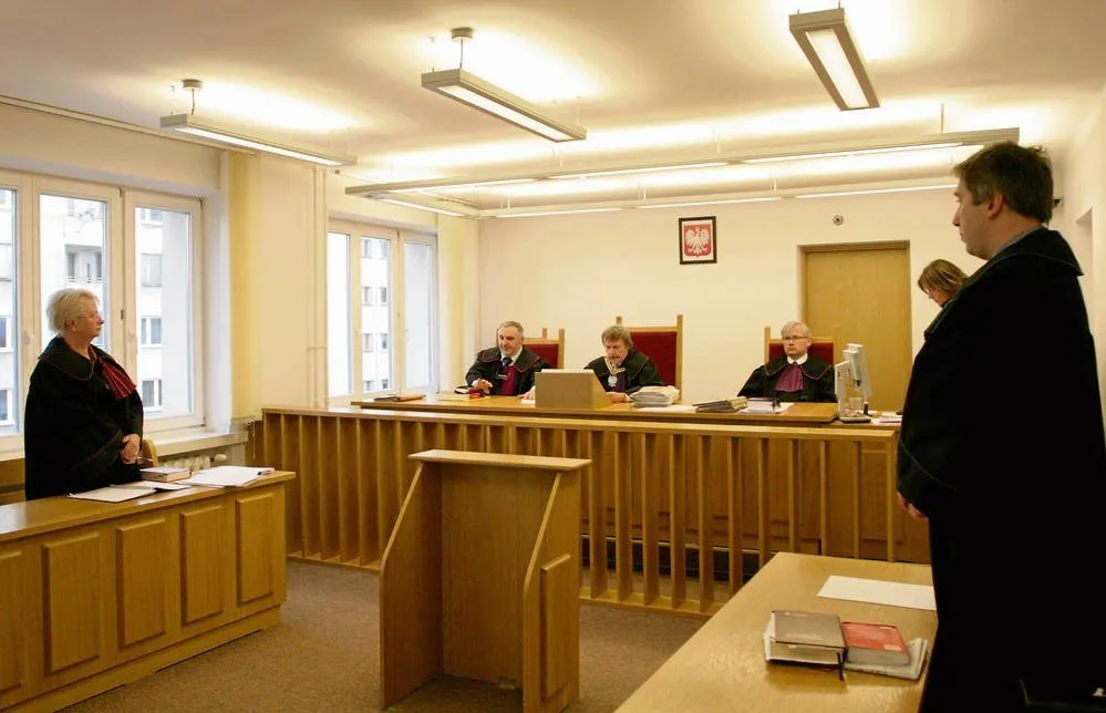 Sala sądowa, rozprawa sądowa, prawnik i klient