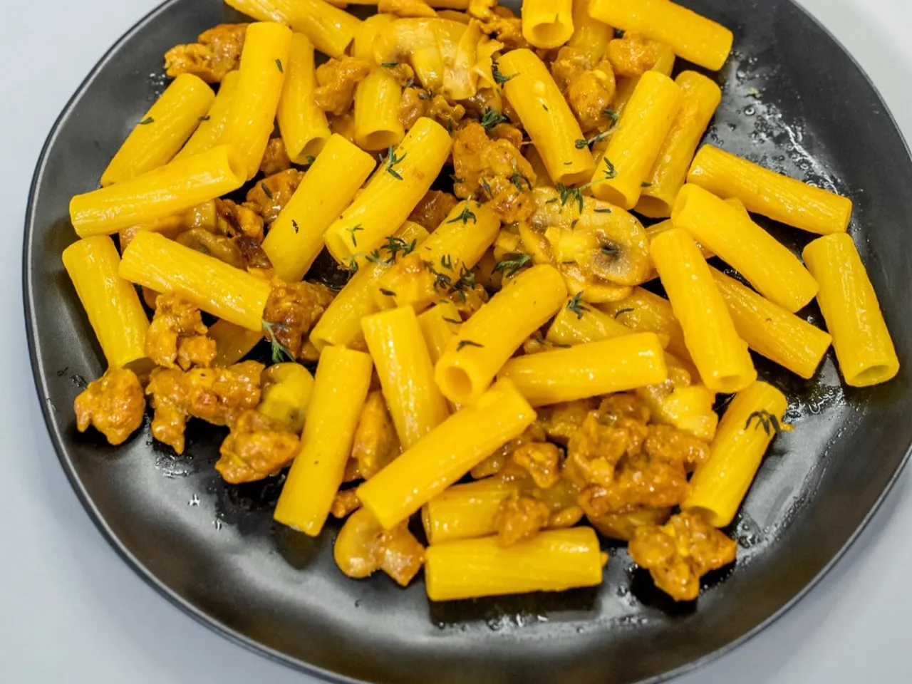 Pasta salsiccia zucchine con zafferano funghi