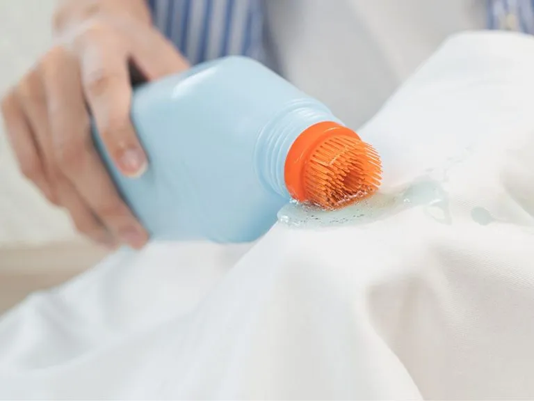 Domowe sposoby usuwania plam z kleju z ubrań