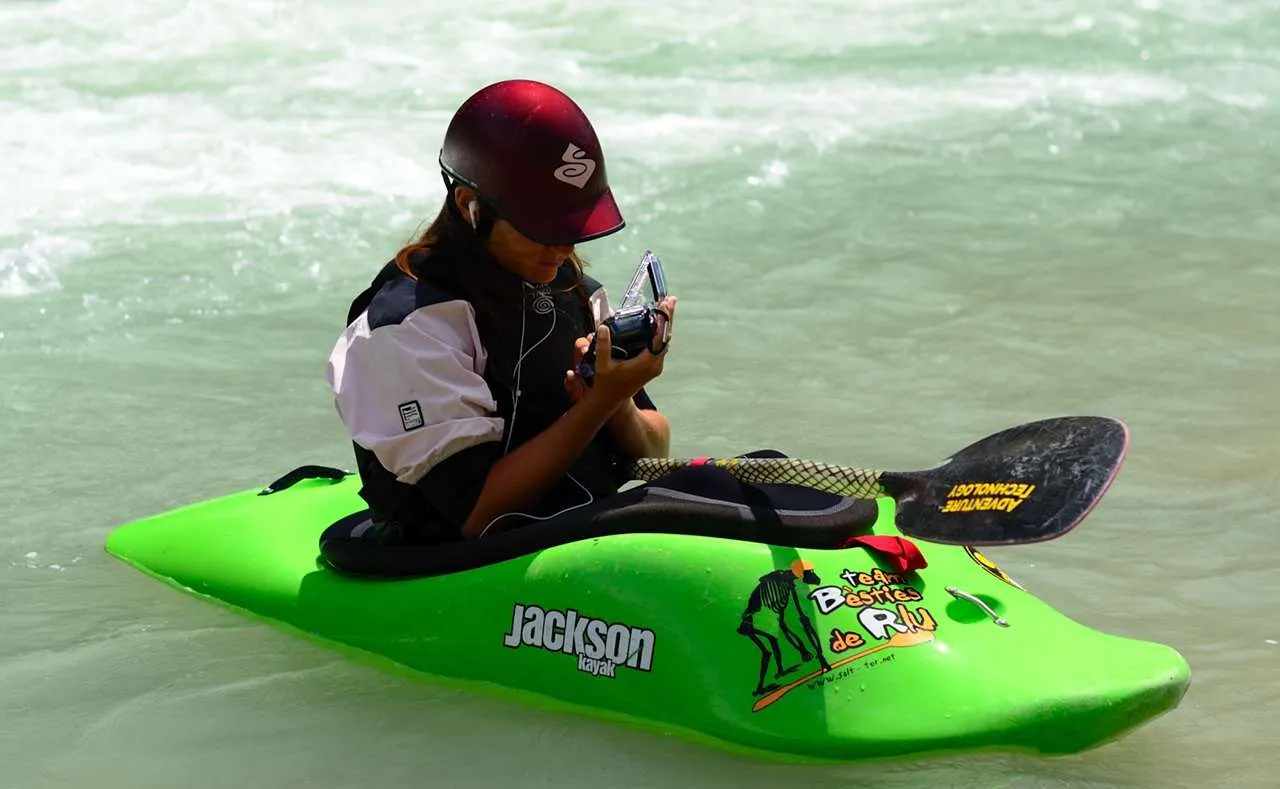 osoba z telefonem w wodoszczelnym etui na kajaku