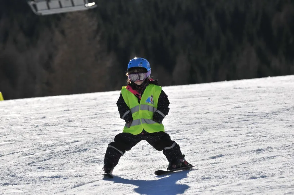 dziecko na nartach vs dziecko na snowboardzie