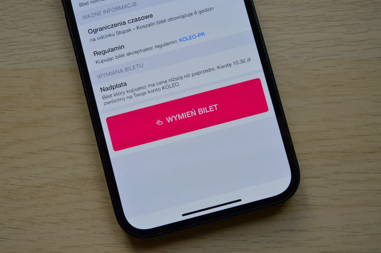Ekran telefonu z informacjami o regulaminie i wymianie biletu. Dowiedz się, jak zwrócić bilet PKP kupiony przez internet bez rejestracji.