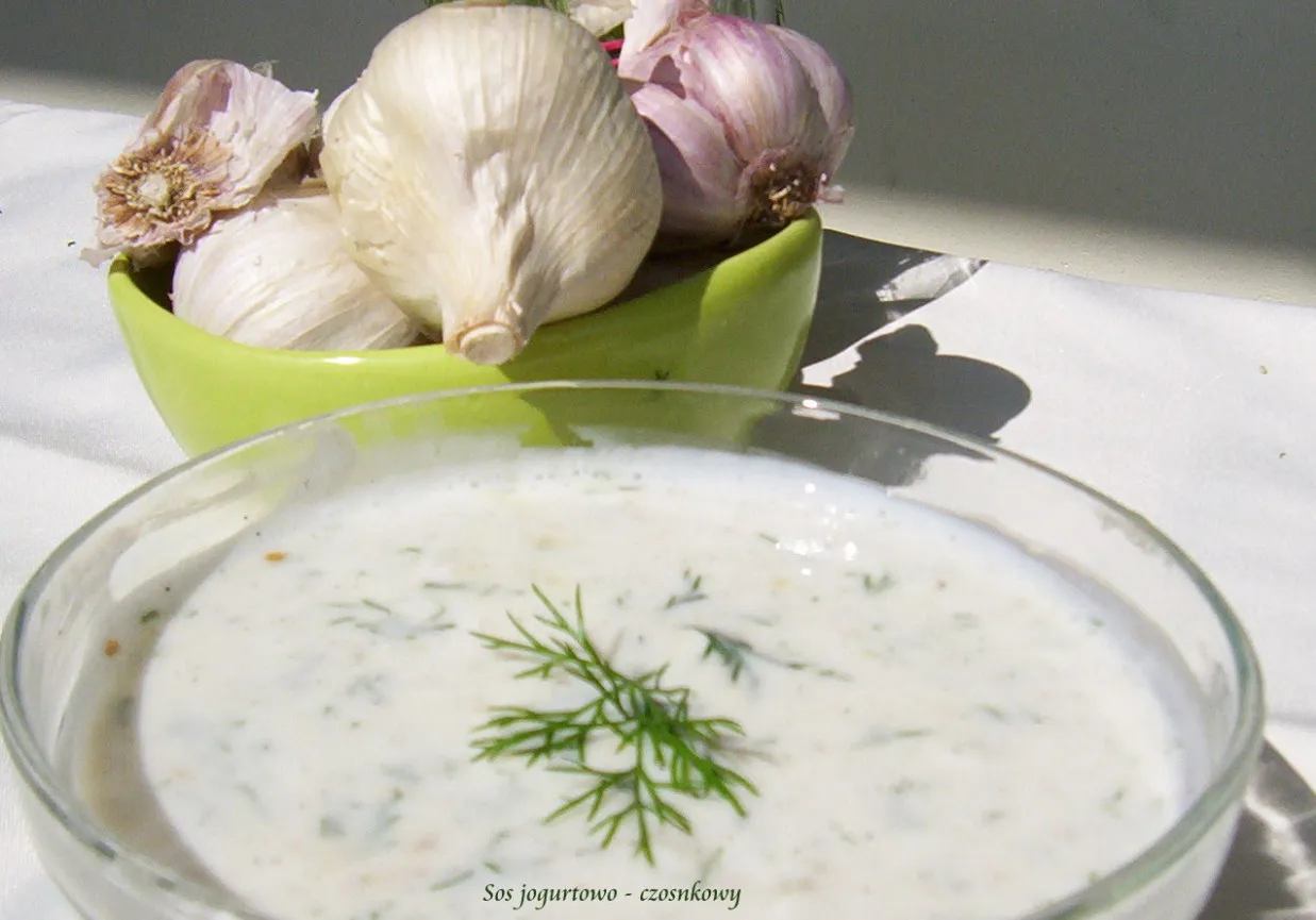 Wodnisty sos jogurtowo-czosnkowy