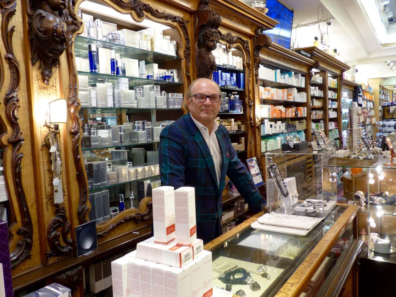 Online Parf&uuml;merie vs. station&auml;rer Handel